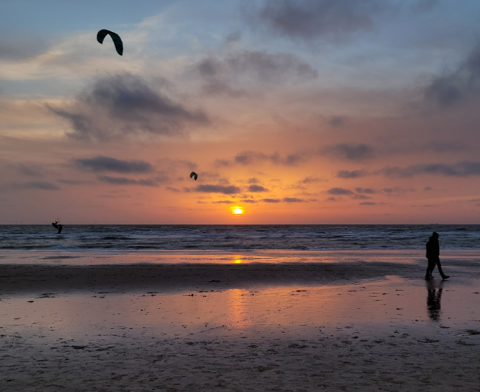 Zonsondergang met kitesurfer.png