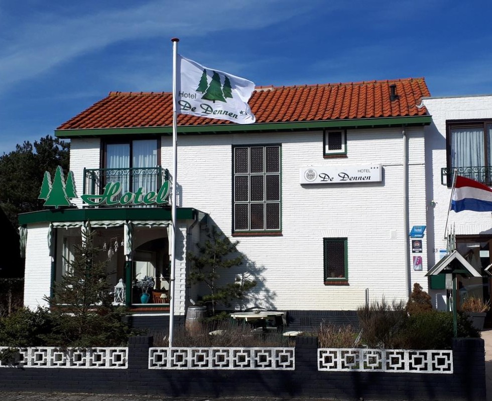 hotel-de-dennen-vooraanzicht01.jpg
